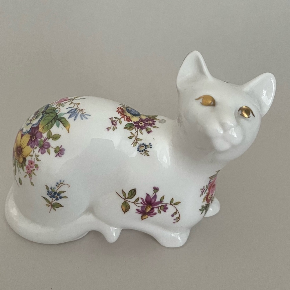 Hammersley Bone China White Floral Cat Gold Eyes Laying Made In England